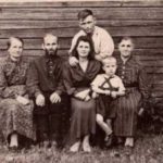 Ильин день в Борзово, 1954 г. Баландины Евдокия и Алексей, справа Орлова Мария Ивановна с дочерью Тамарой, зятем и внуком